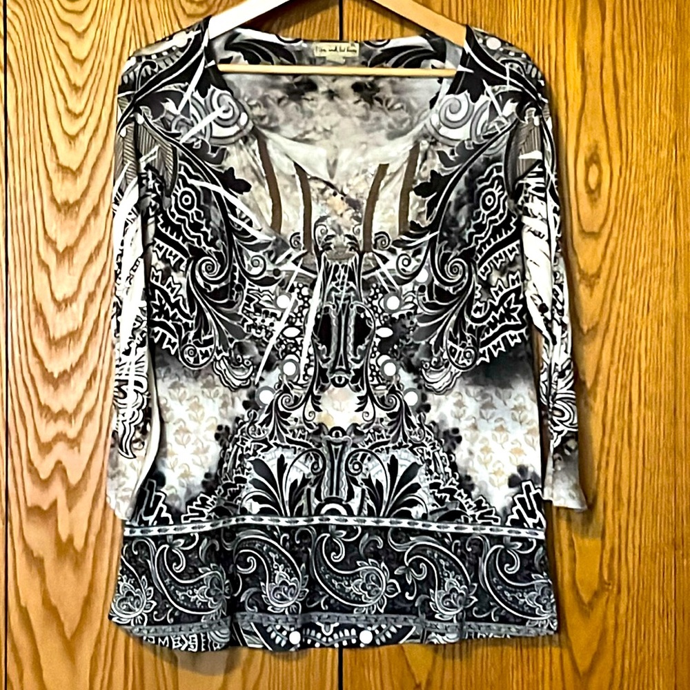 Live and Let Live brand top. Multi colored black/grey/white/gold. Size XL